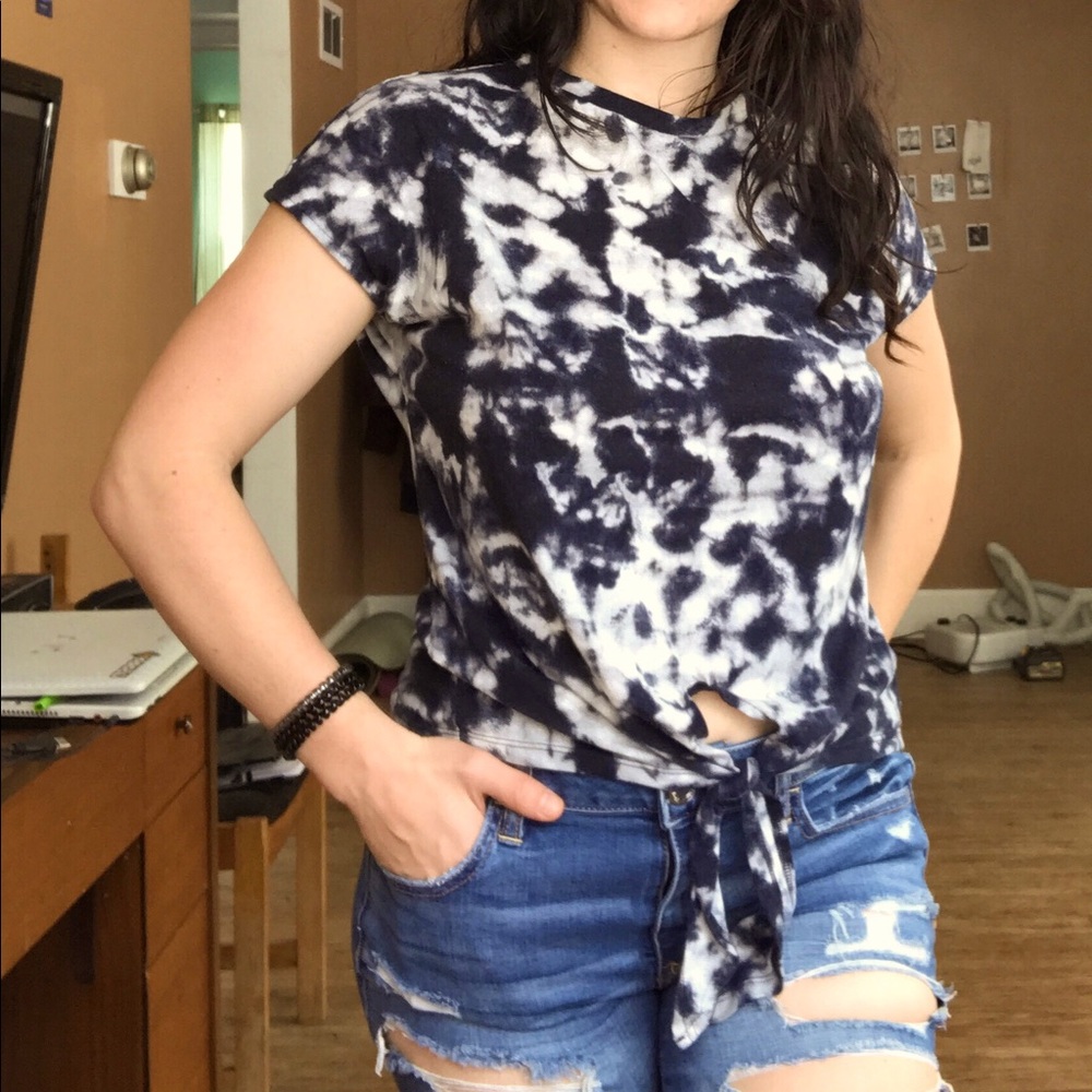 Black and white tie-dye crop style tee